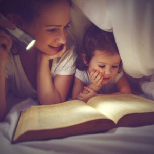 Leer cuentos a los niños antes de dormir 700x498