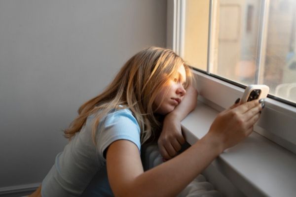 Adolescente mostrando aislamiento por el uso excesivo del celular.