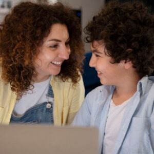 Mamá y su hijo adolescente platicando y aplicando disciplina positiva