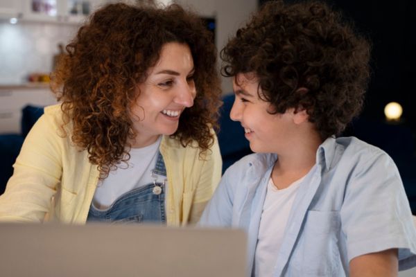 Mamá y su hijo adolescente platicando y aplicando disciplina positiva