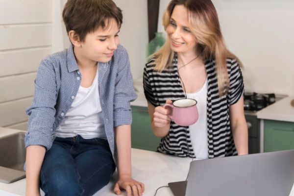 Madre e hijo adolescente platicando mostrando las ventajas de la crianza positiva