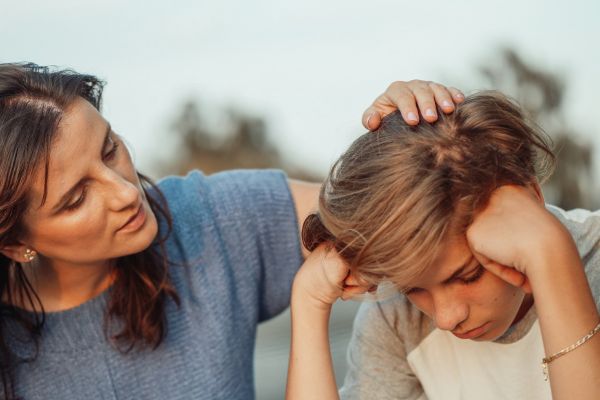 Madre hablando con su hijo de manera respetuosa aplicando la disciplina positiva