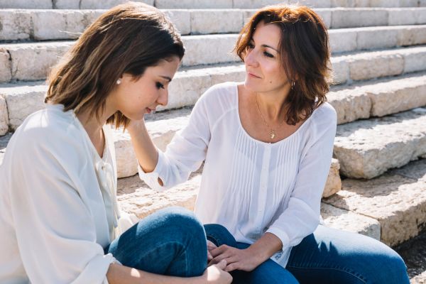Mamá hablando con su hija adolescente aplicando la disciplina positiva