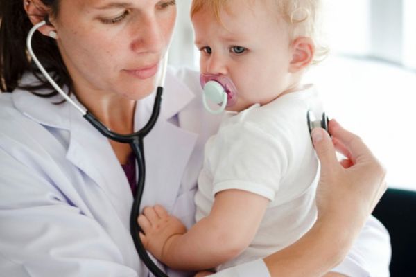 Pediatra haciendo una revisión médica a un bebé que ingirió un objeto